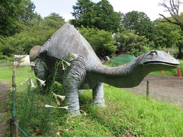 羽村動物園の恐竜のオブジェ