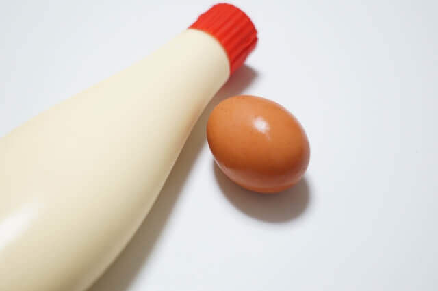たまごマヨネーズの材料である卵とマヨネーズの画像