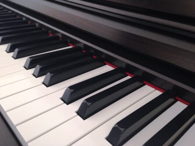 ピアノの鍵盤の画像